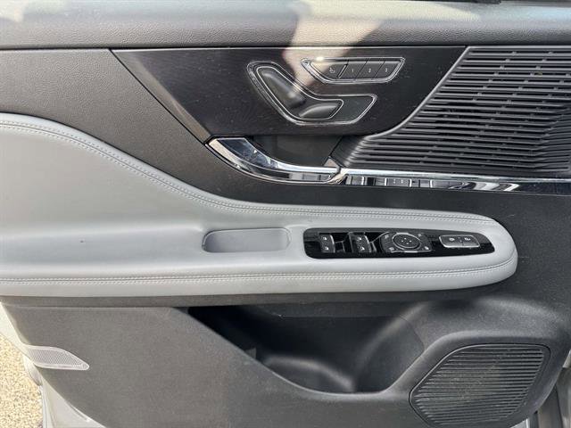 Used 2021 Lincoln Corsair AWD w/ Premium Package image 13