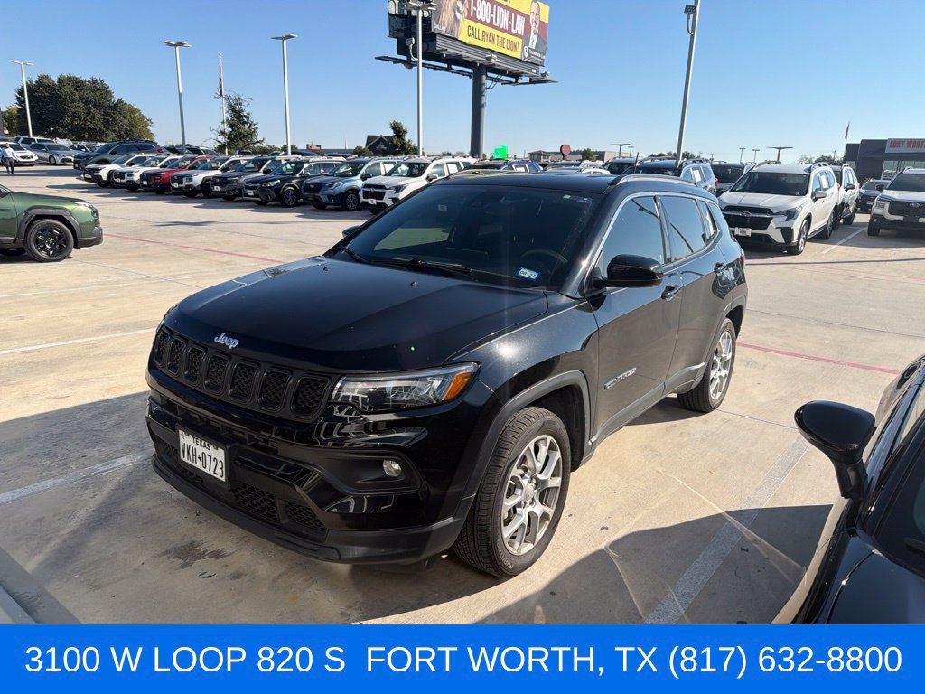 Used 2024 Jeep Compass Latitude AWD/4WD image 1