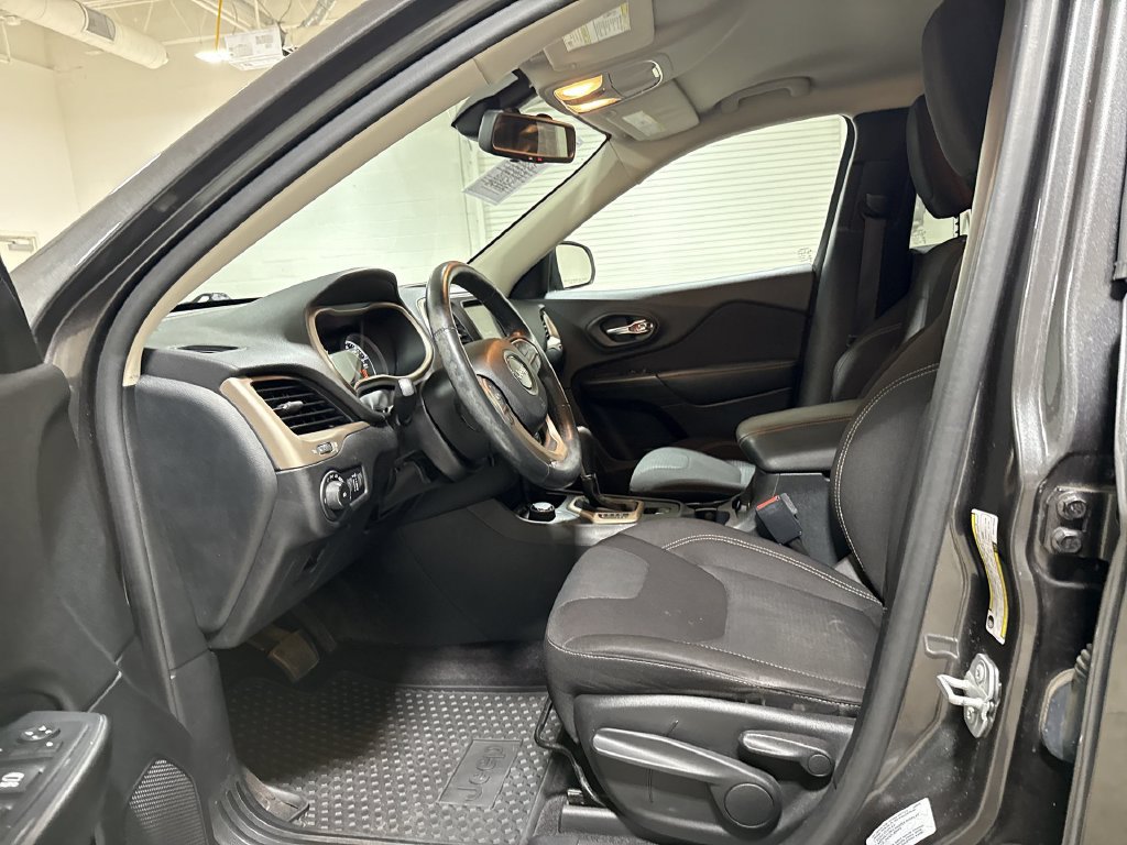 Used 2016 Jeep Cherokee Latitude w/ Cold Weather Group AWD/4WD image 19