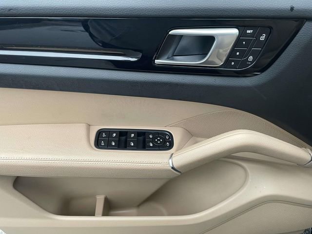 Used 2023 Porsche Cayenne Platinum Edition image 16