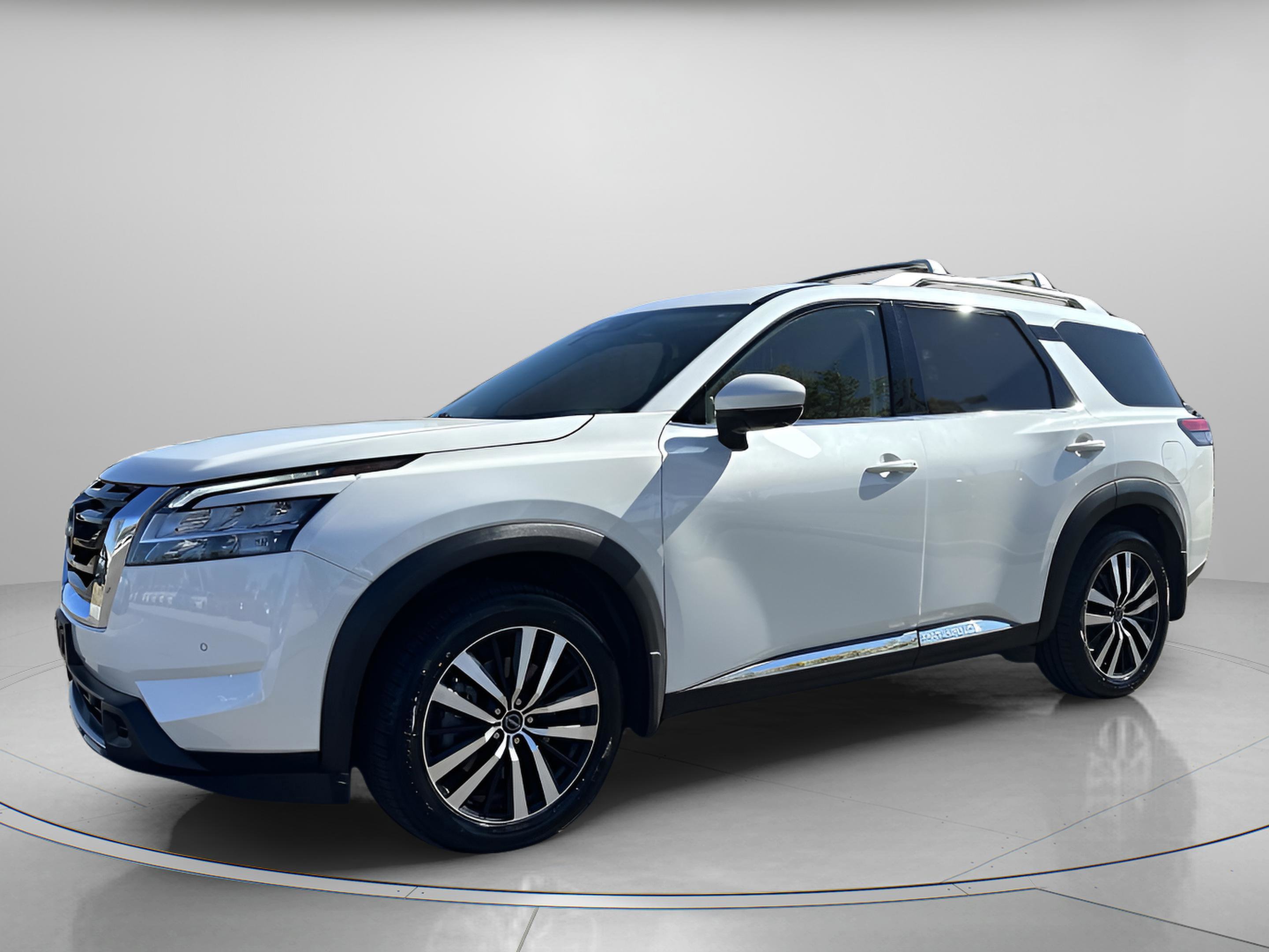 Used 2024 Nissan Pathfinder Platinum image 2