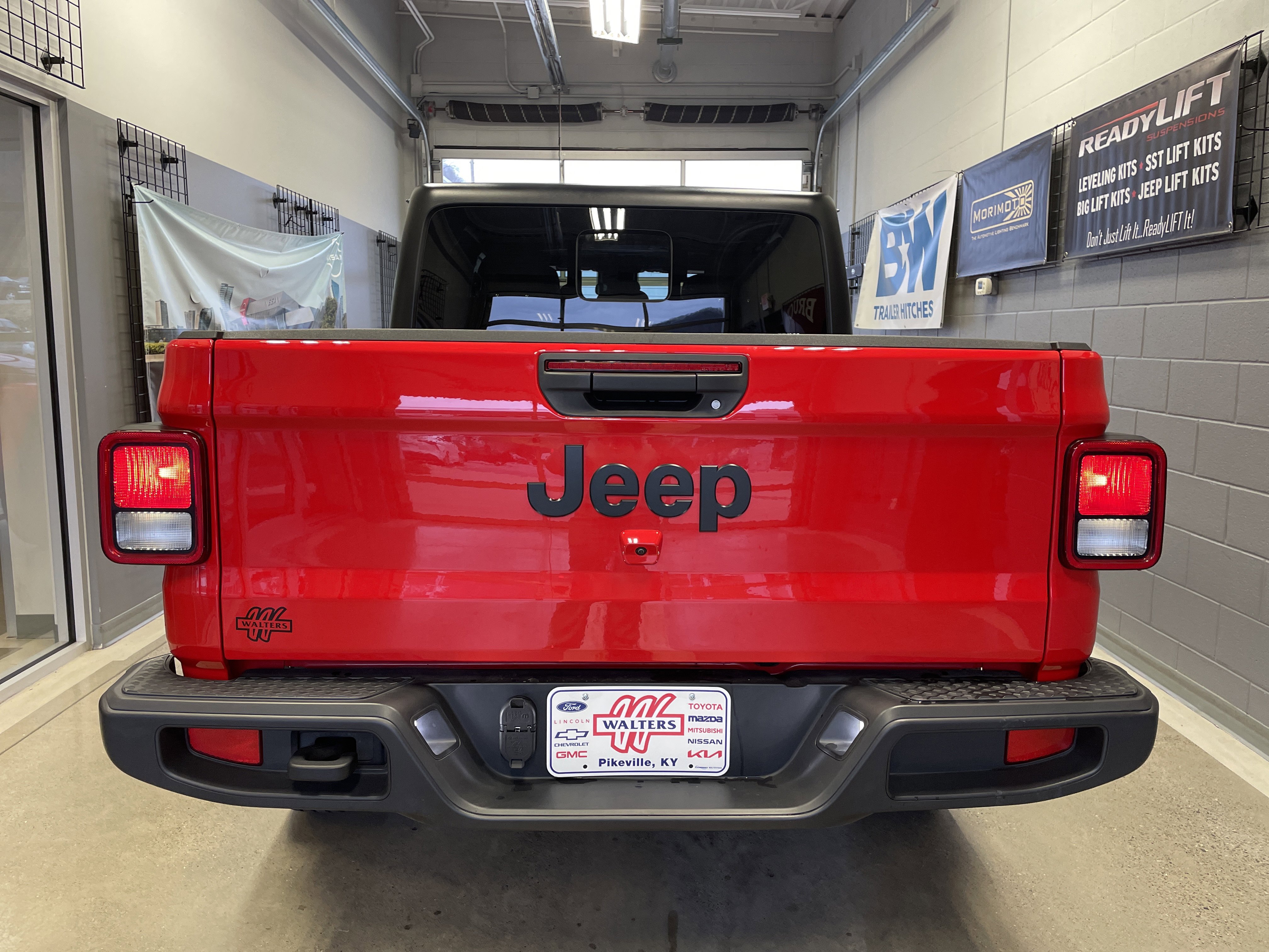 Used 2025 Jeep Gladiator Sport image 3