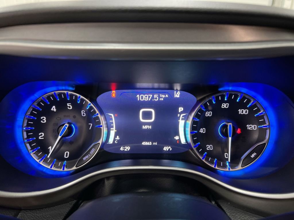 Used 2025 Chrysler Pacifica Select image 12