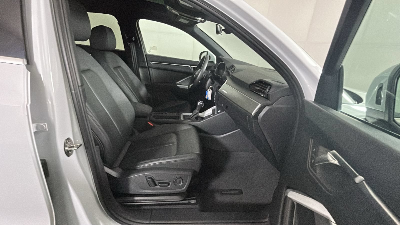 Used 2025 Audi Q3 2.0T Premium AWD/4WD image 32