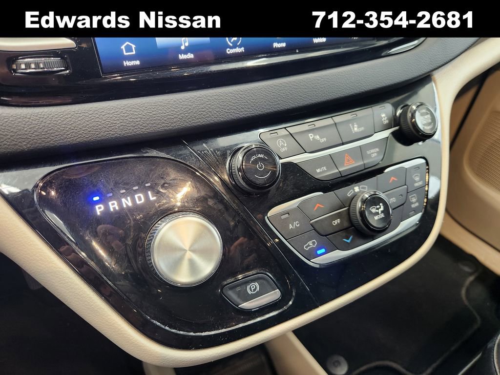 Used 2024 Chrysler Pacifica Touring-L image 30