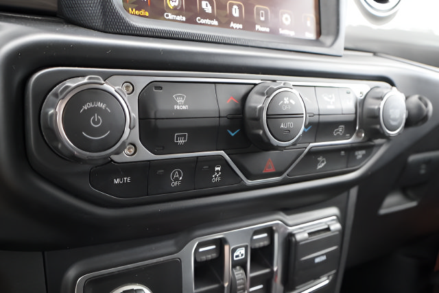 Used 2020 Jeep Wrangler Unlimited Sahara w/ Uconnect 4C Nav & Sound Group AWD/4WD image 22