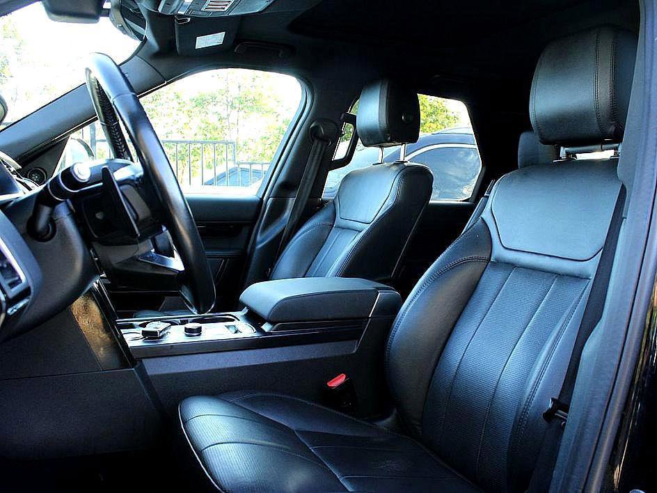 Used 2018 Land Rover Discovery SE image 5