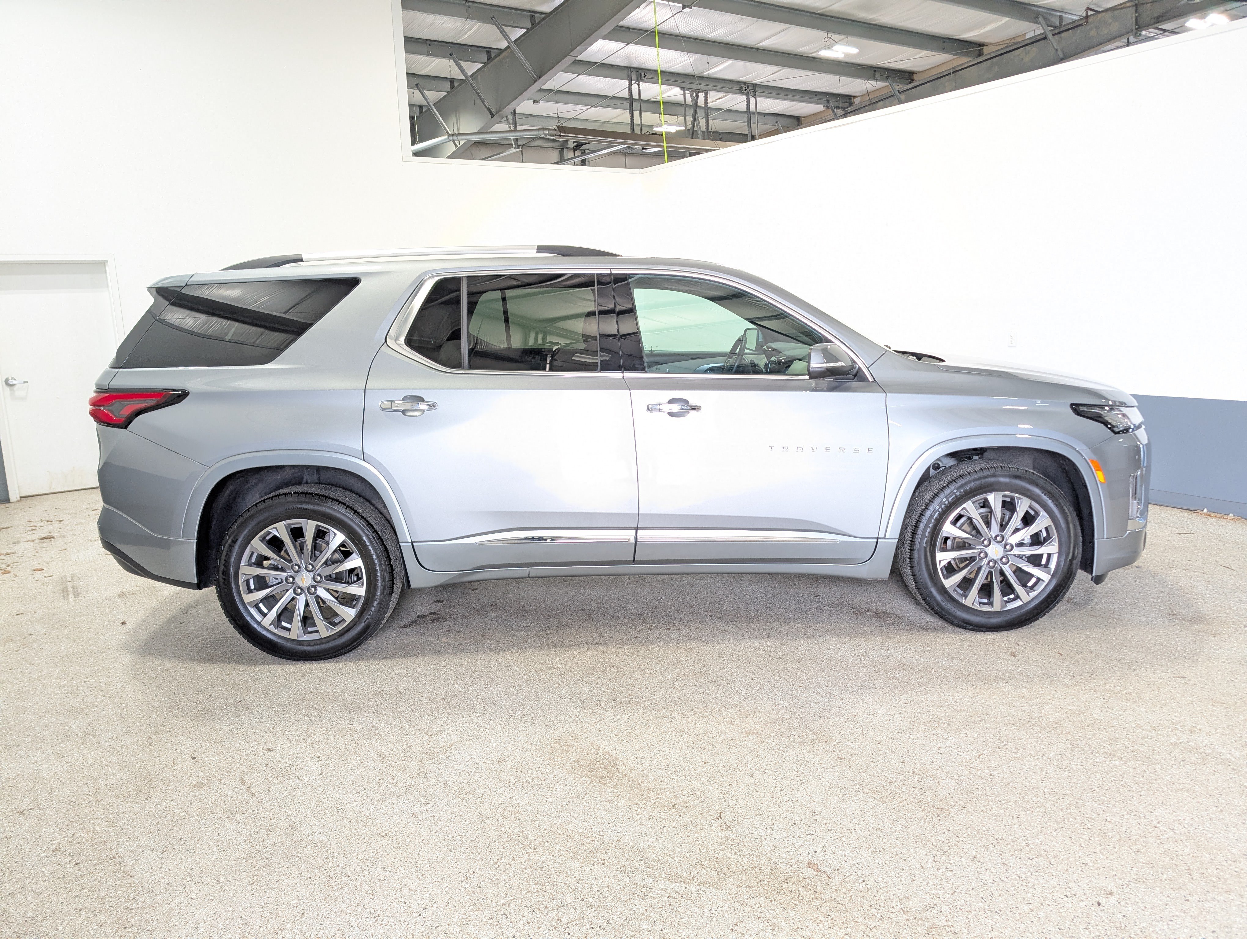 Used 2023 Chevrolet Traverse Premier FWD image 2