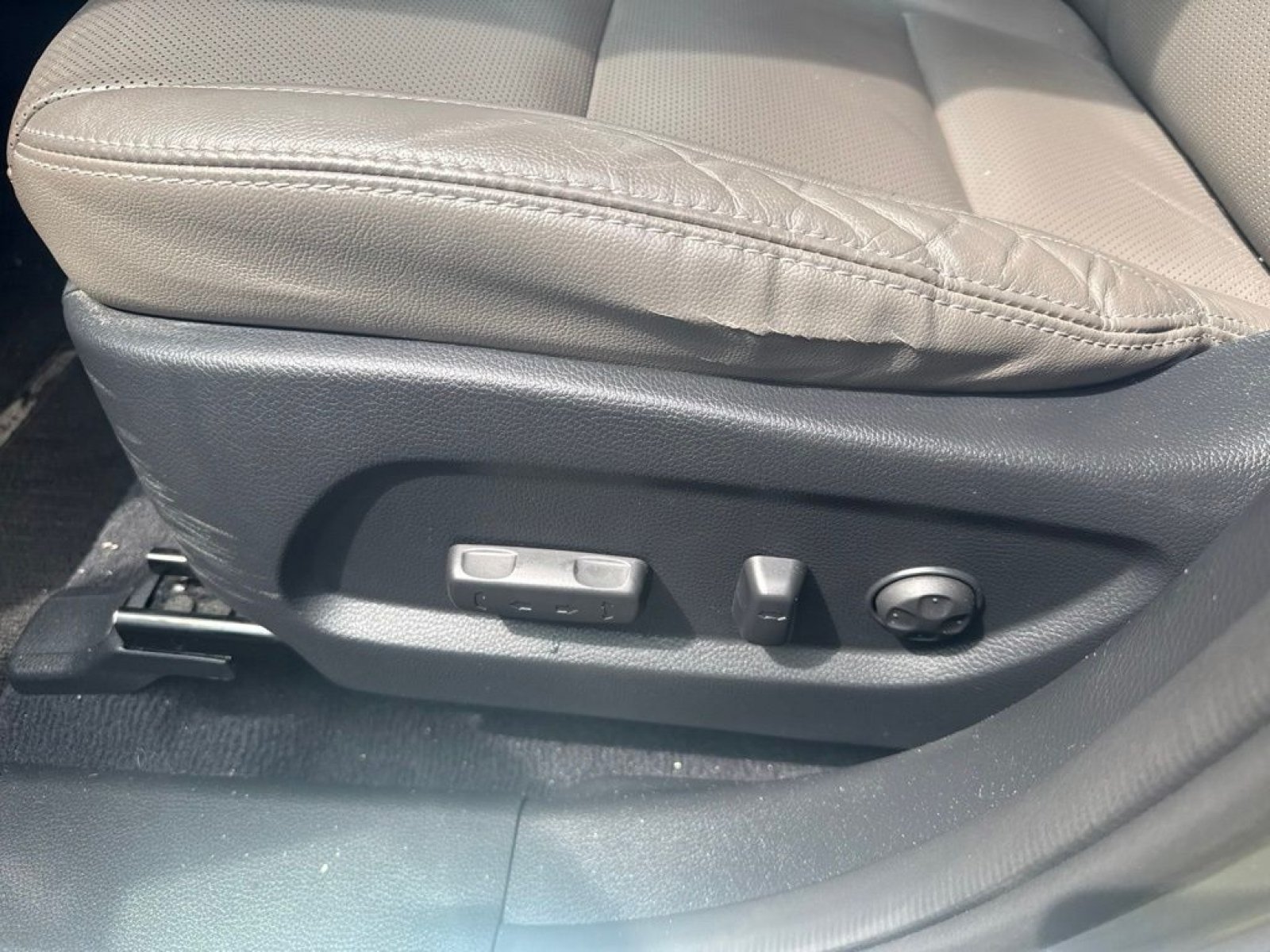 Used 2015 Hyundai Santa Fe Limited w/ Option Group 04 FWD image 14