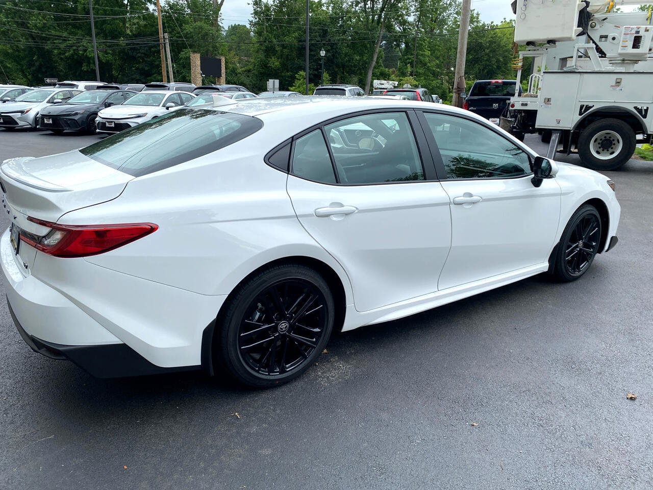 Used 2025 Toyota Camry SE image 4