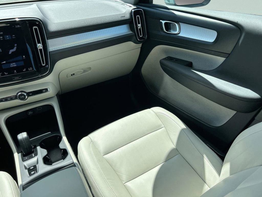 Used 2019 Volvo XC40 T5 Momentum image 21