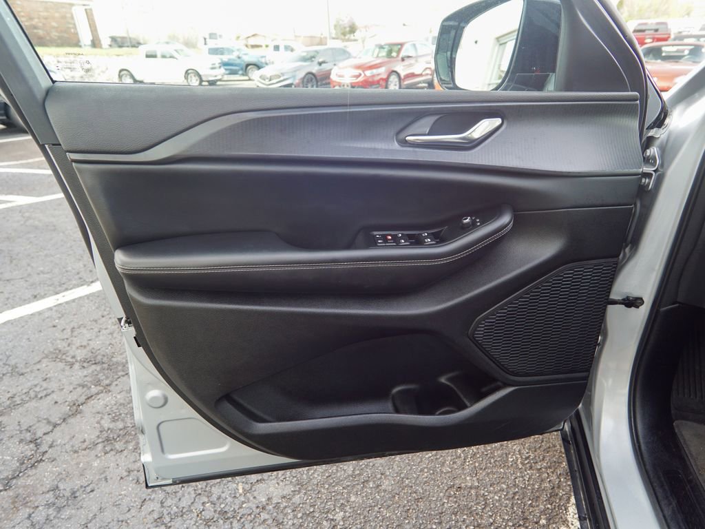 Used 2024 Jeep Grand Cherokee Altitude AWD/4WD image 17