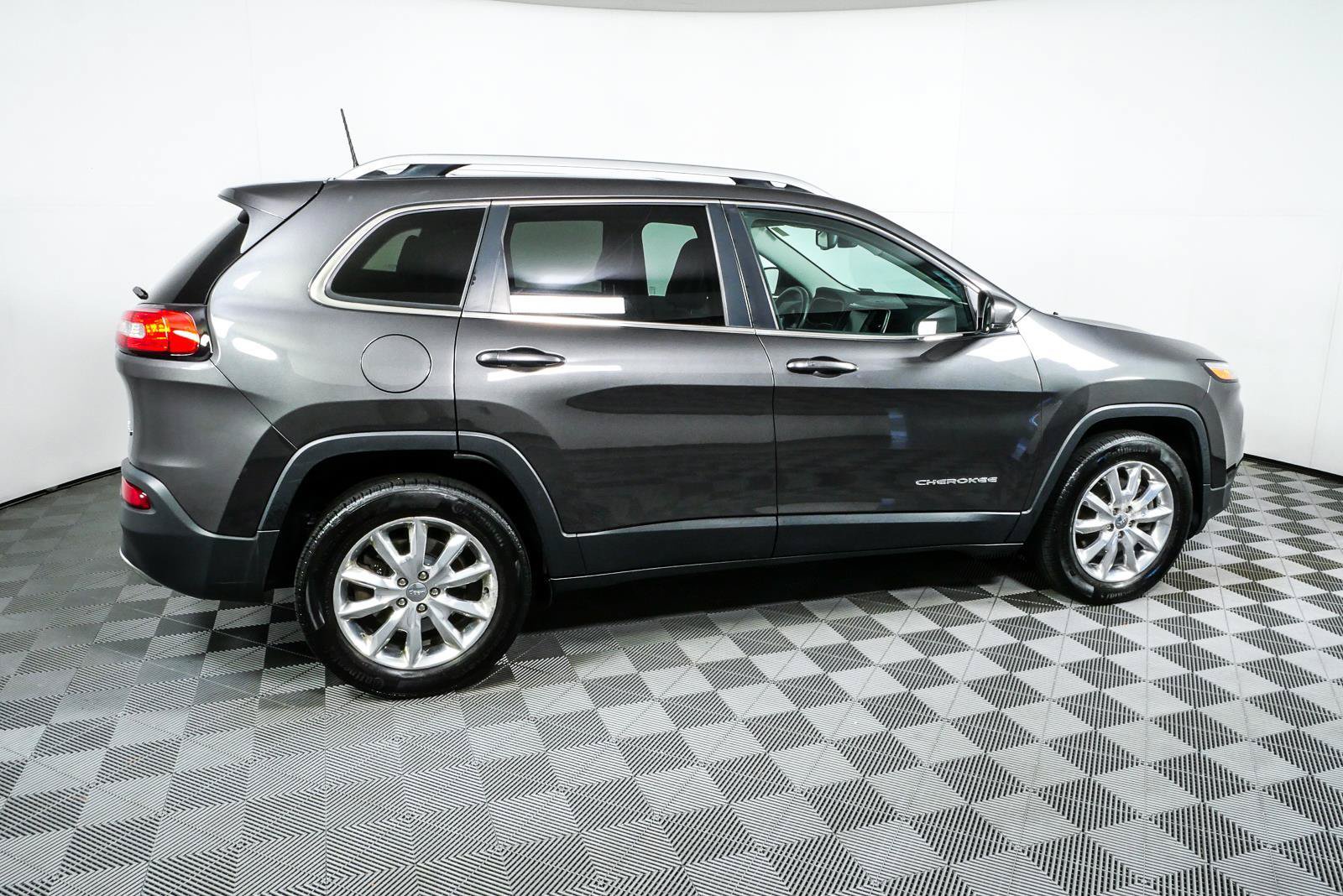 Used 2016 Jeep Cherokee Limited AWD/4WD image 2