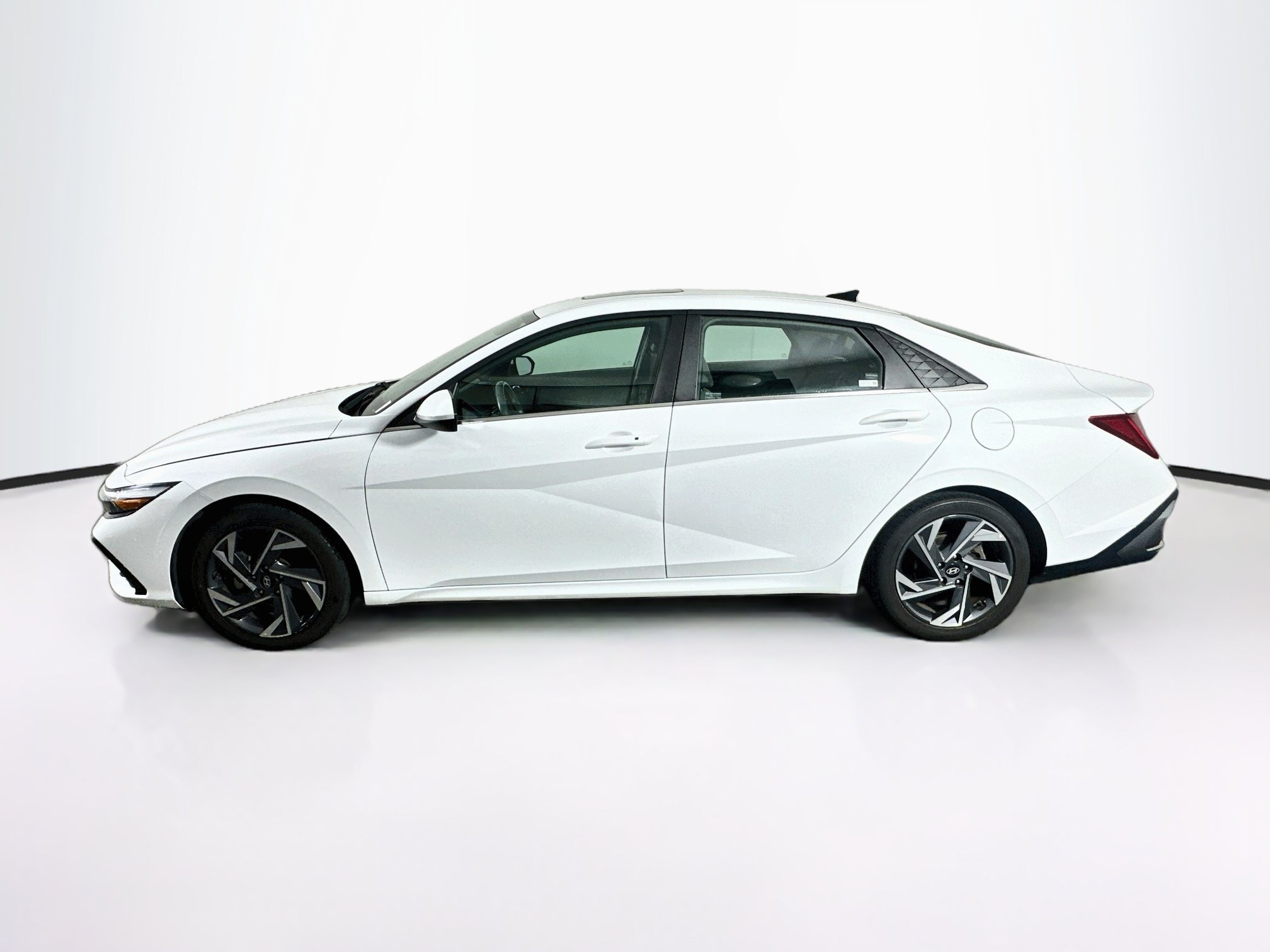 Used 2025 Hyundai Elantra SEL FWD image 4