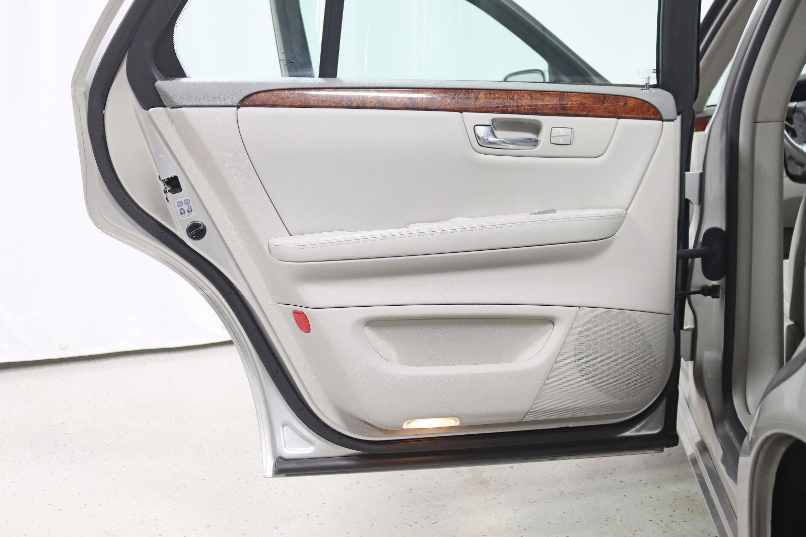 Used 2006 Cadillac DTS image 28