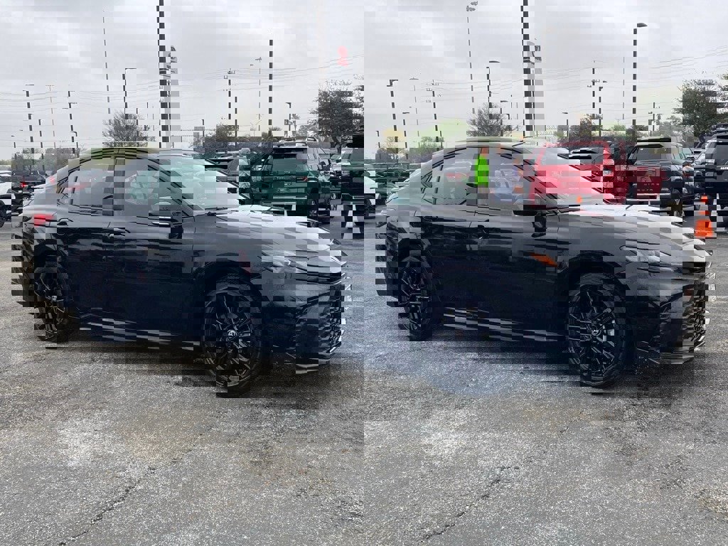 Used 2025 Toyota Camry SE image 2