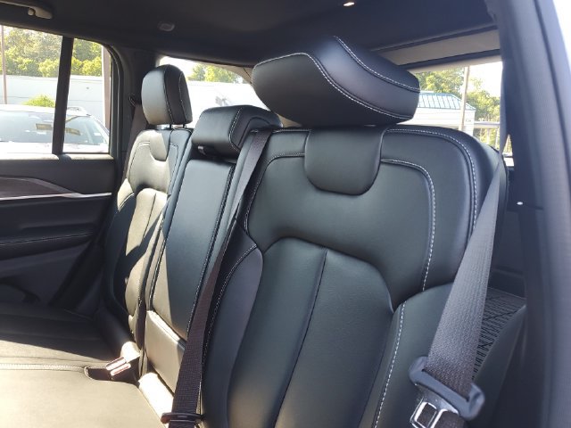 Certified 2024 Jeep Grand Cherokee Limited w/ Black Appearance Package AWD/4WD image 21