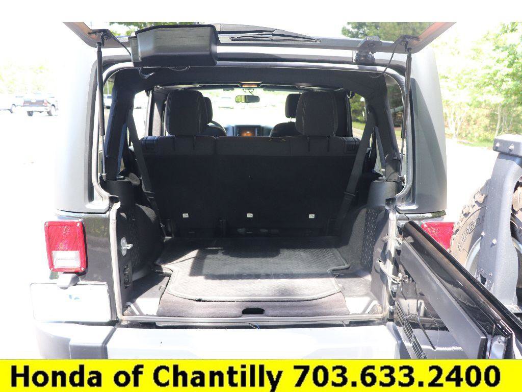 Used 2015 Jeep Wrangler Unlimited Sahara w/ Connectivity Group AWD/4WD image 23