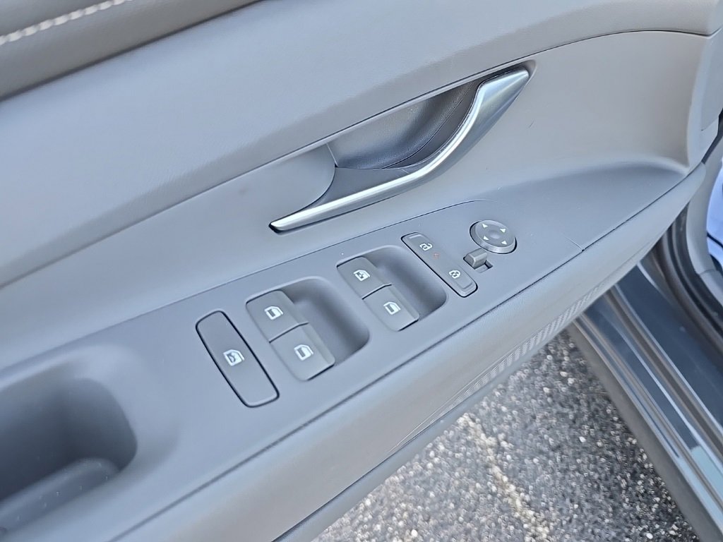 Used 2025 Hyundai Elantra SEL image 11