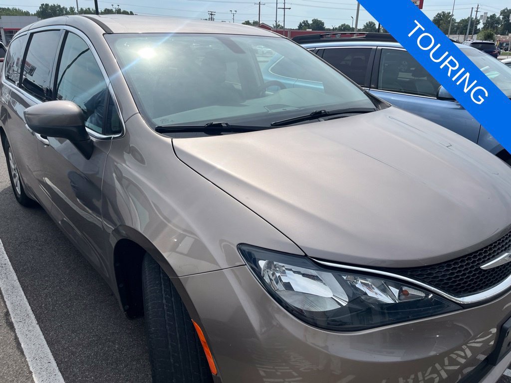 Used 2017 Chrysler Pacifica Touring FWD image 1