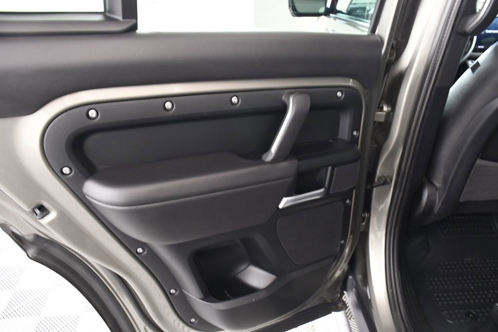 Used 2025 Land Rover Defender 130 X-Dynamic SE image 26