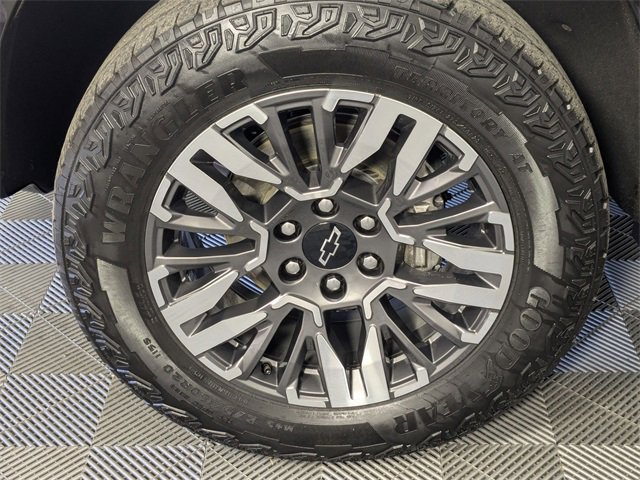 Certified 2025 Chevrolet Suburban Z71 image 8