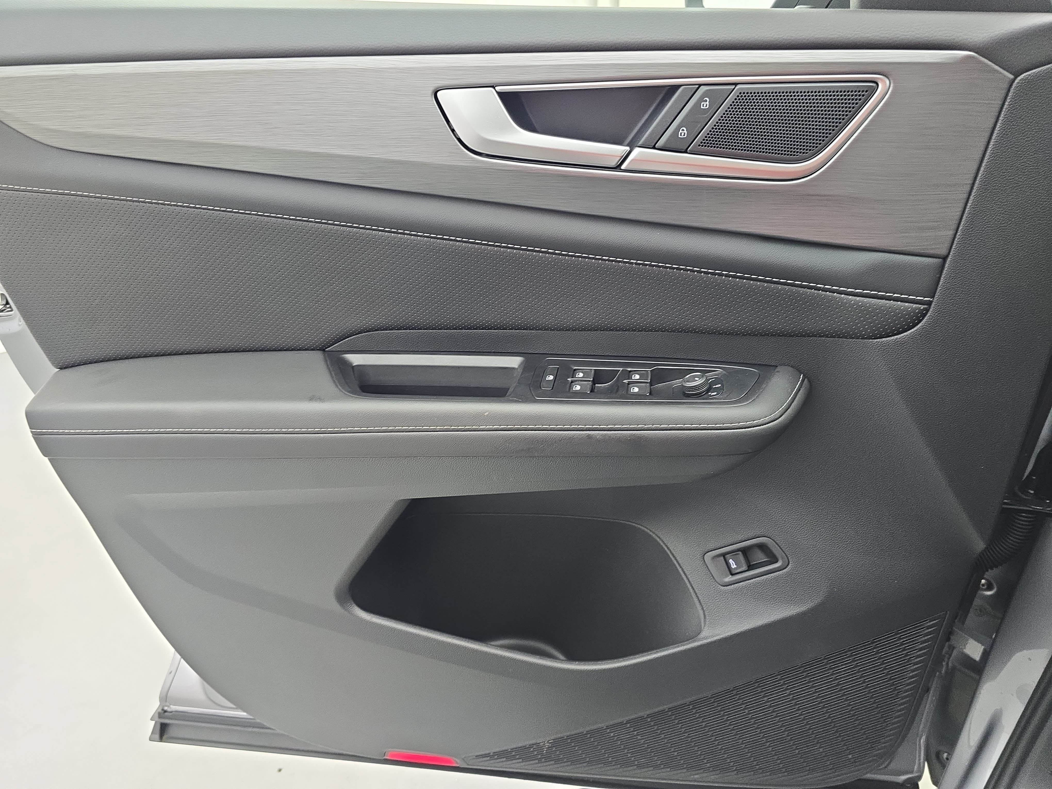 Certified 2025 Volkswagen Atlas Cross Sport SE w/ Panoramic Sunroof Package FWD image 27