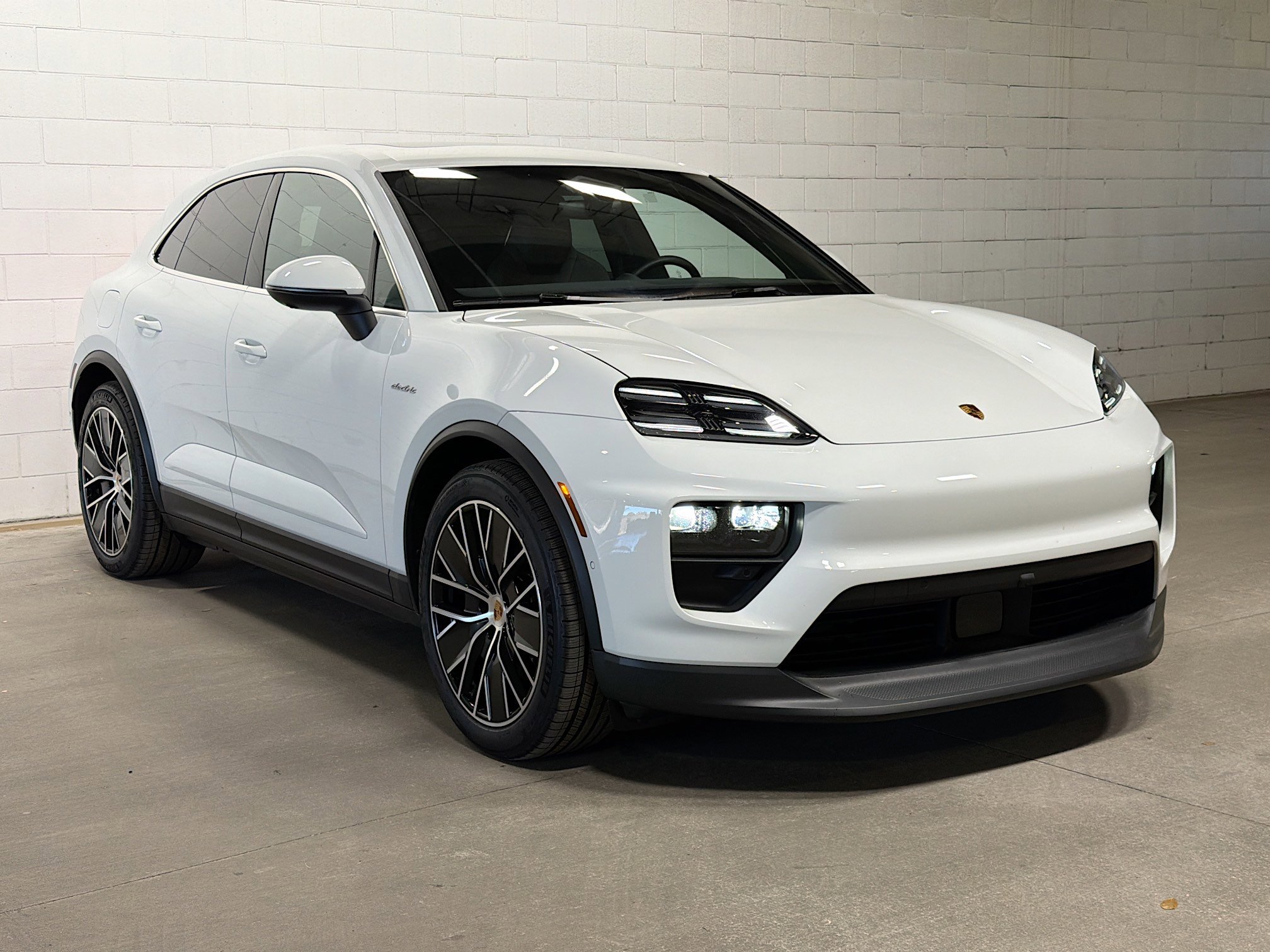Certified 2025 Porsche Macan 4S Electric image 6