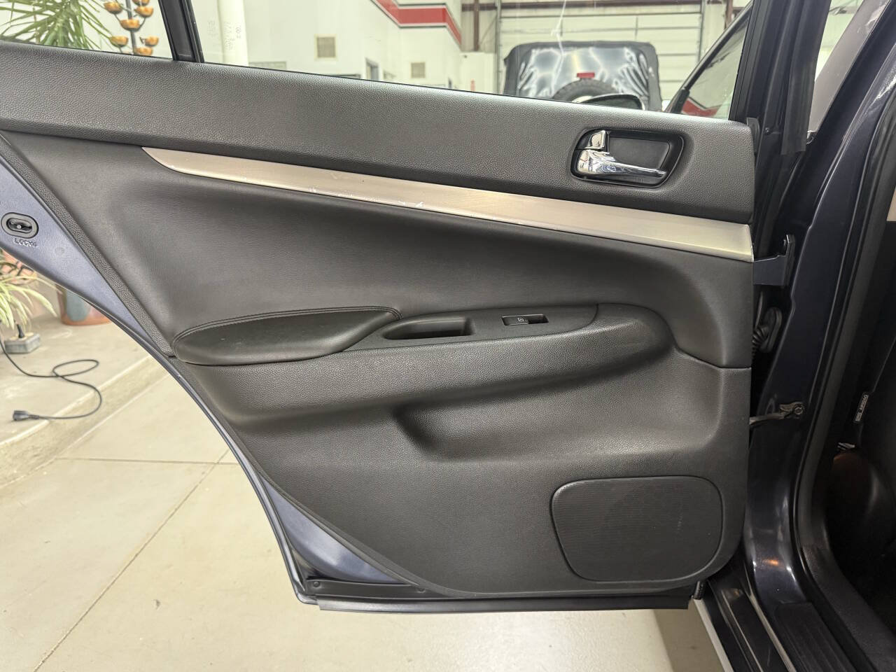 Used 2011 INFINITI G25 x w/ Moonroof Pkg AWD/4WD image 12