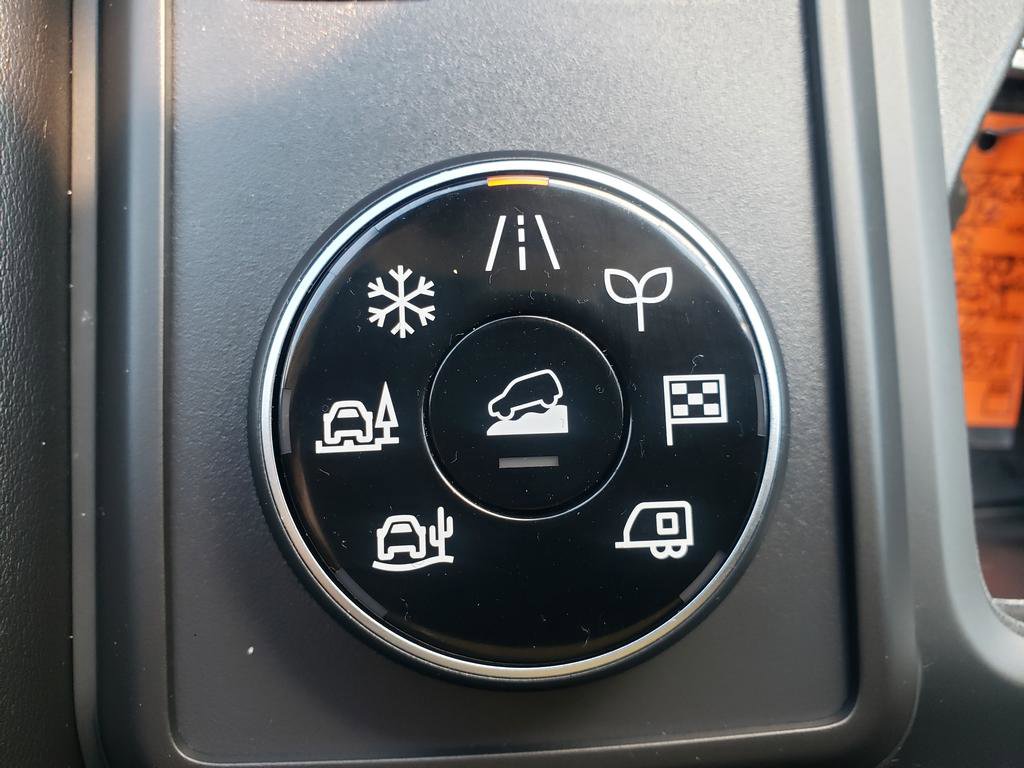 Used 2025 Nissan Pathfinder S image 18