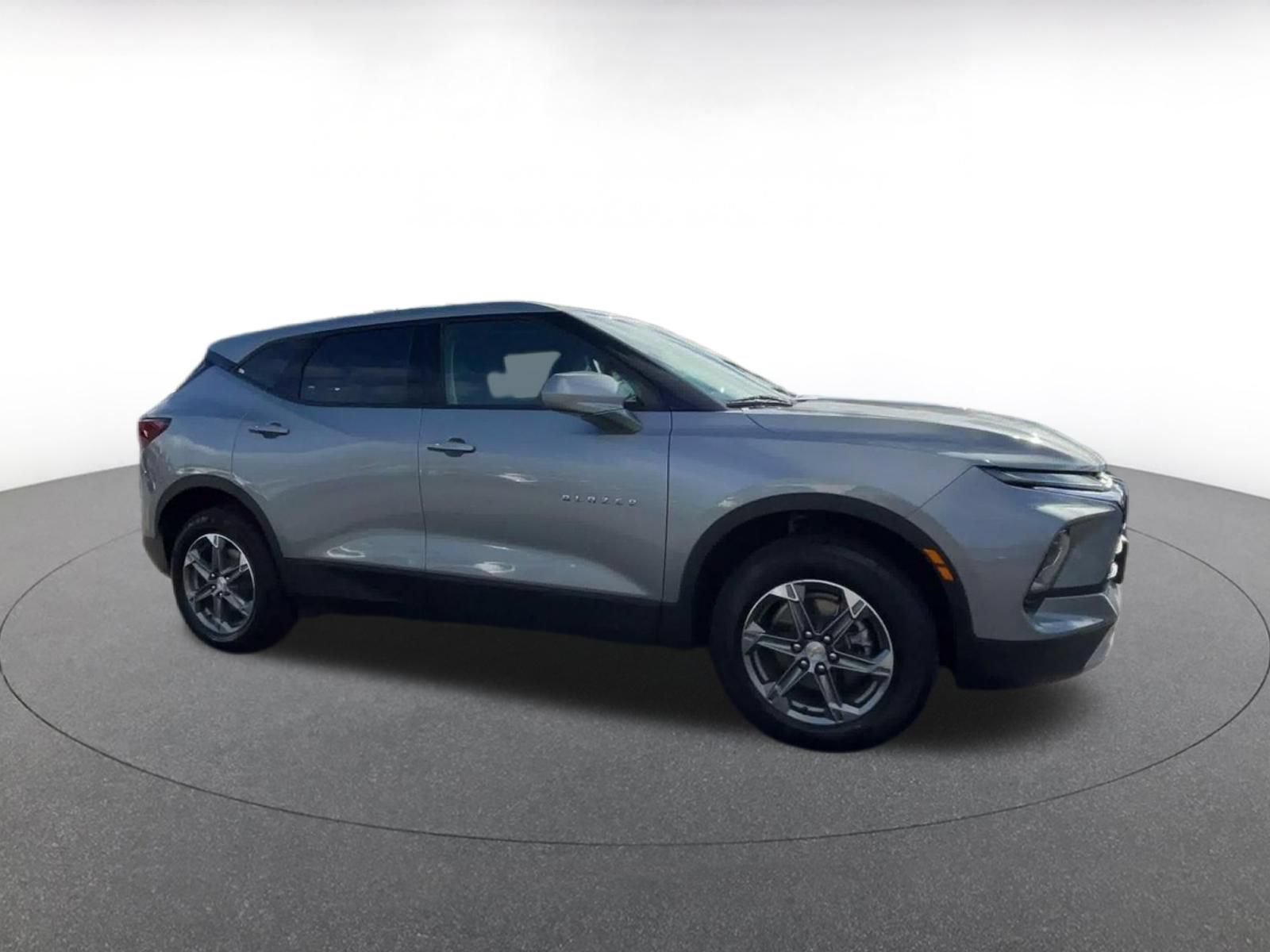 Used 2025 Chevrolet Blazer LT FWD image 2