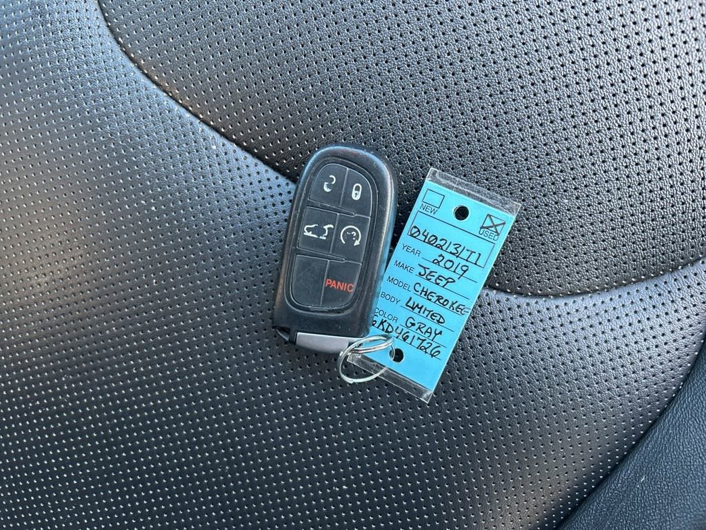 Used 2019 Jeep Cherokee Limited image 31