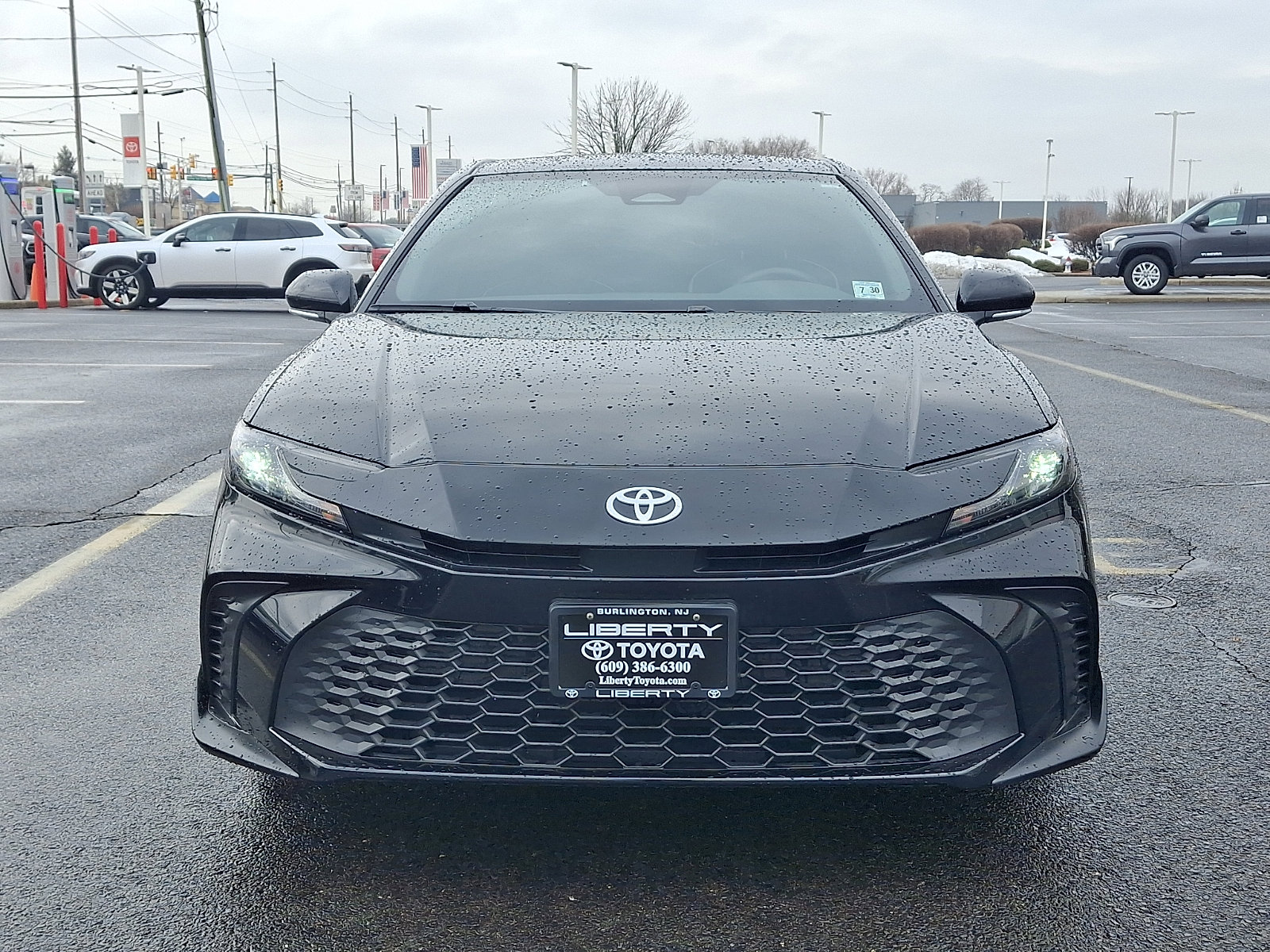 Used 2025 Toyota Camry SE image 2