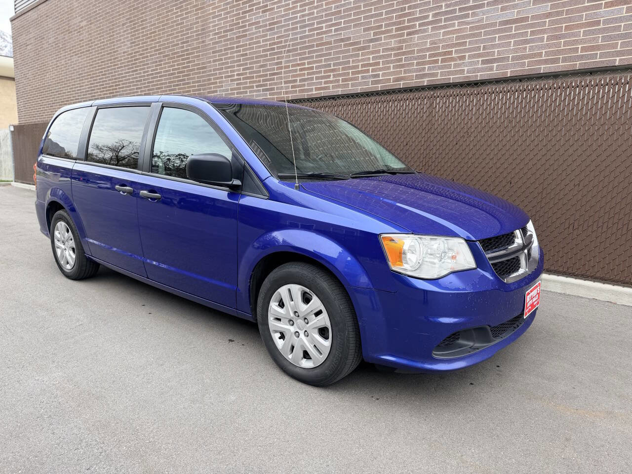 Used 2019 Dodge Grand Caravan SE w/ UConnect Hands-Free Group image 2