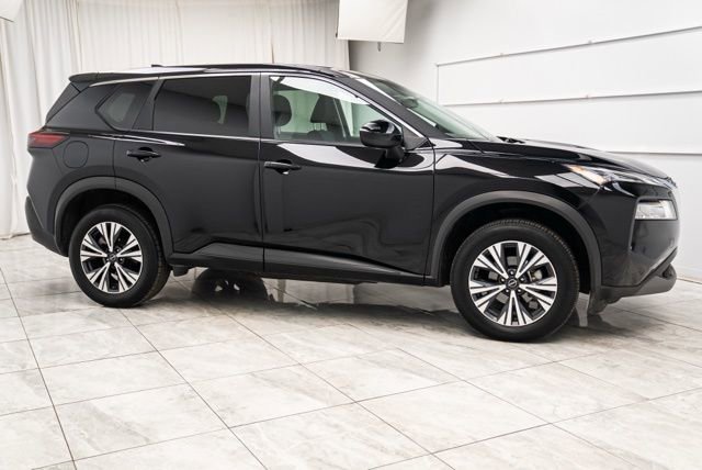 Used 2023 Nissan Rogue SV image 2