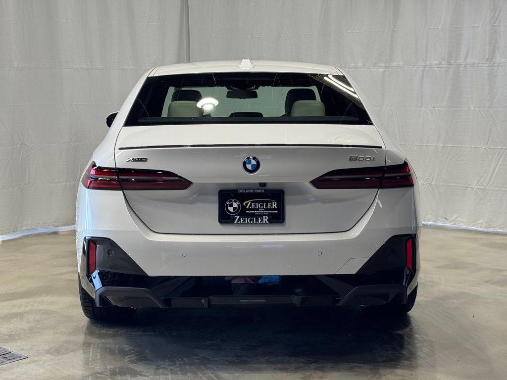 Used 2026 BMW 530i xDrive w/ M Sport Package AWD/4WD image 5