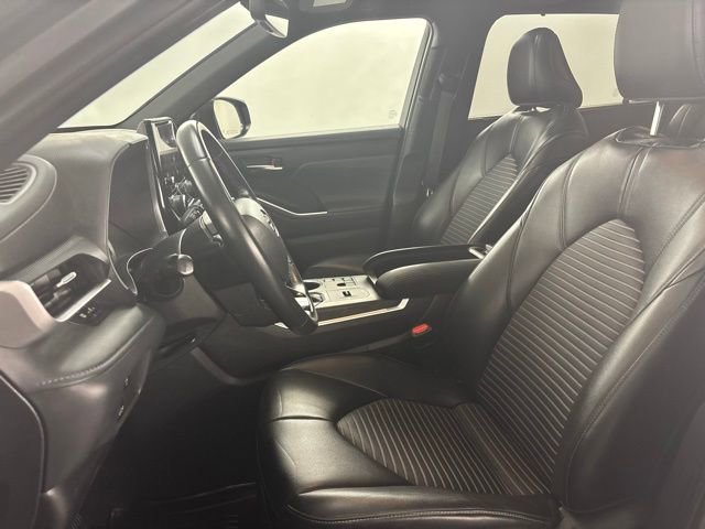 Used 2023 Toyota Highlander XSE FWD image 12