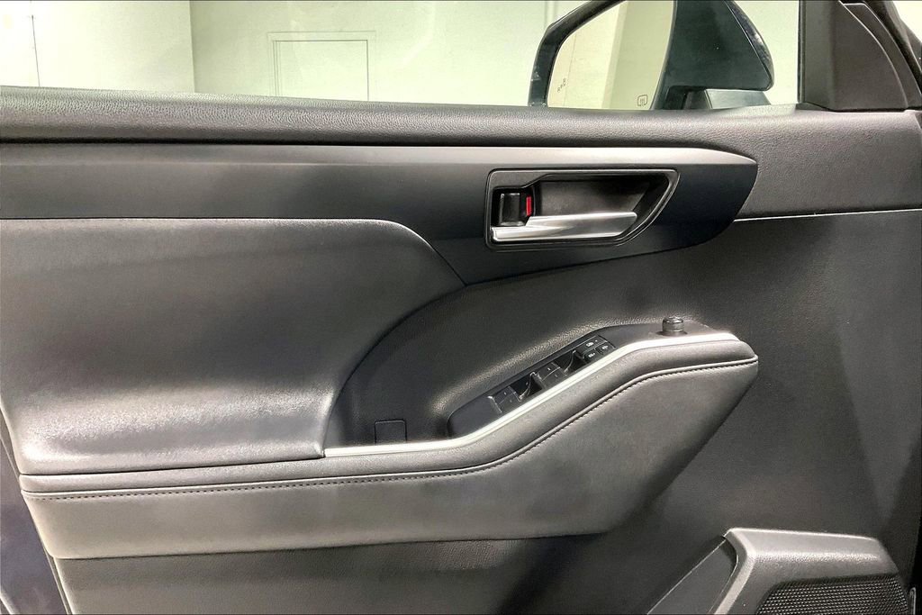Used 2022 Toyota Highlander XLE image 21