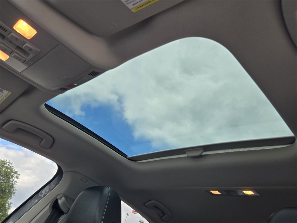 Certified 2024 Volkswagen Jetta SE w/ Panoramic Sunroof Package image 19