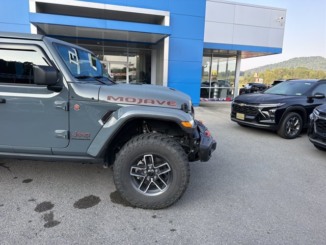 Used 2024 Jeep Gladiator Mojave AWD/4WD image 2