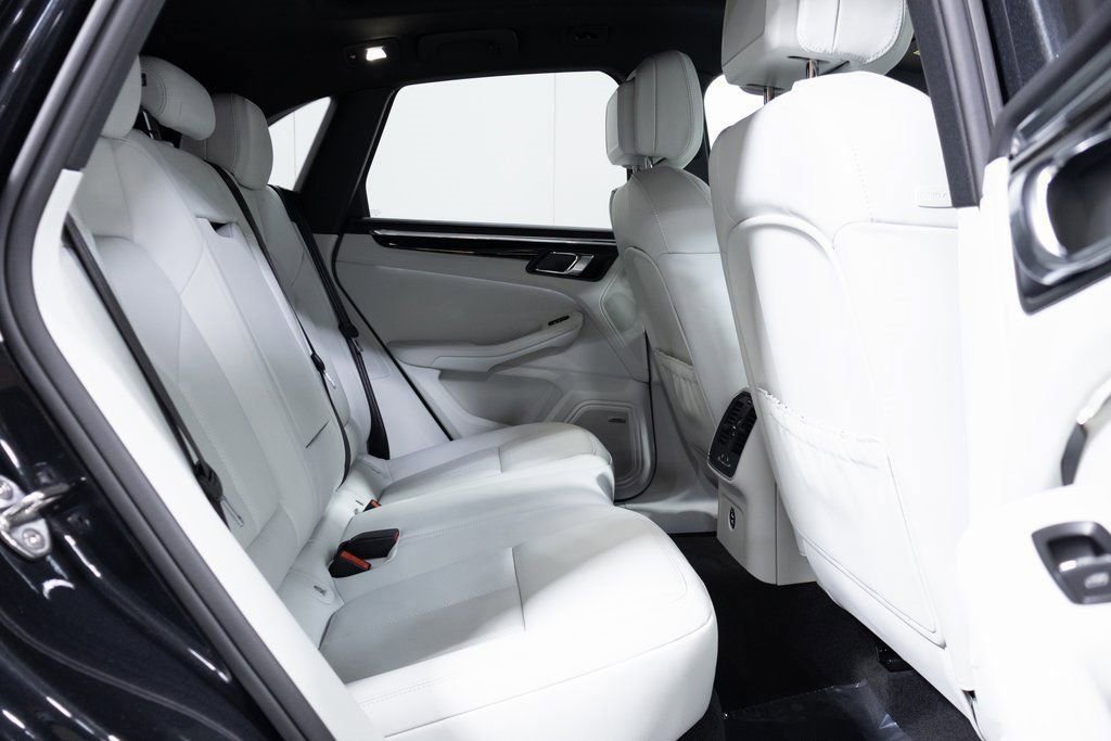 Certified 2025 Porsche Macan AWD/4WD image 18