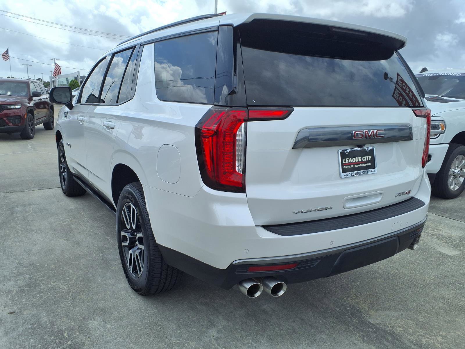 Used 2022 GMC Yukon AT4 w/ Technology Package image 2