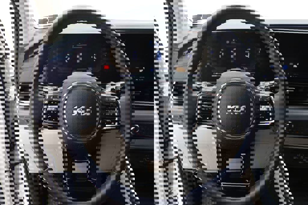 Used 2025 Kia Carnival EX image 17