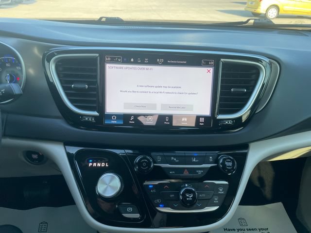 Used 2023 Chrysler Pacifica Touring-L FWD image 12