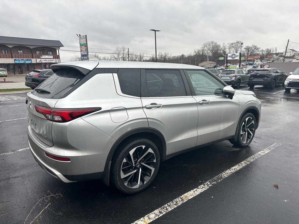 Used 2023 Mitsubishi Outlander SE image 3