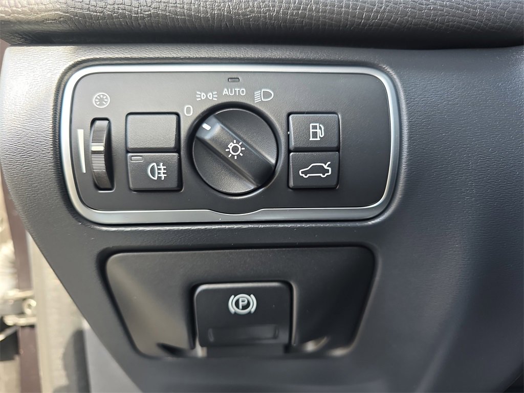 Used 2017 Volvo XC60 T6 R-Design w/ Climate Package image 30