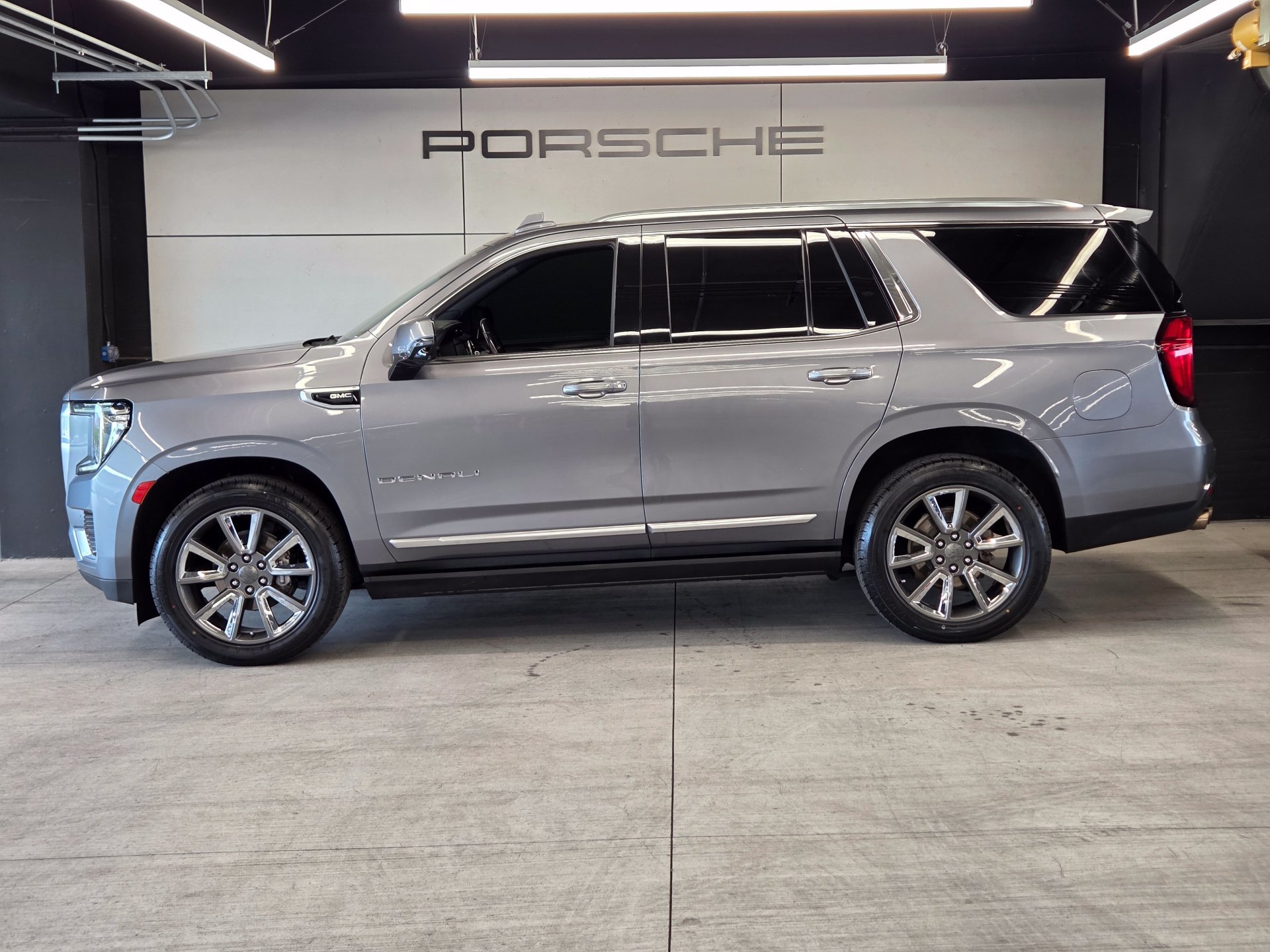 Used 2021 GMC Yukon Denali w/ Denali Premium Package AWD/4WD image 2