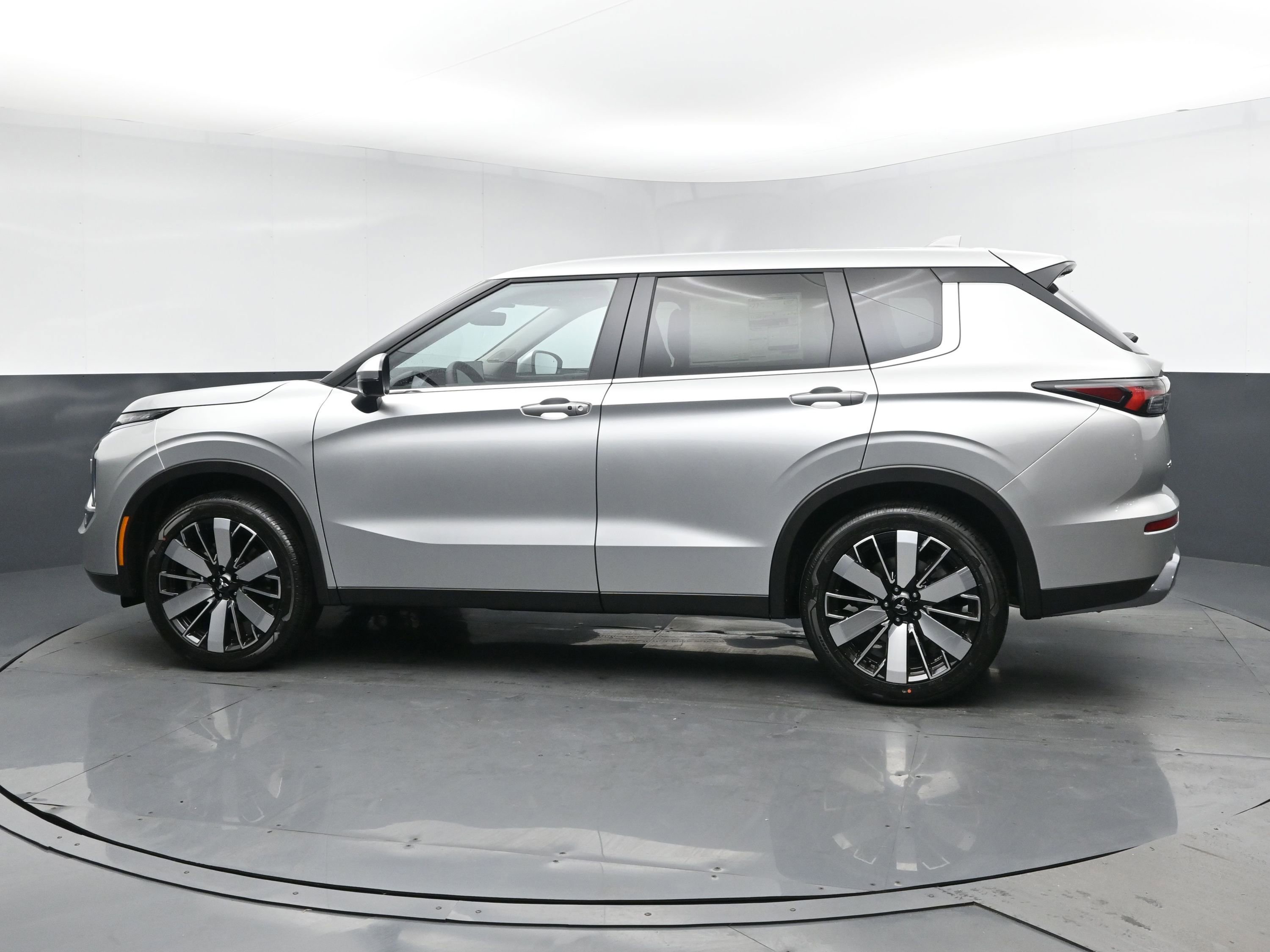 New 2026 Mitsubishi Outlander SE image 4