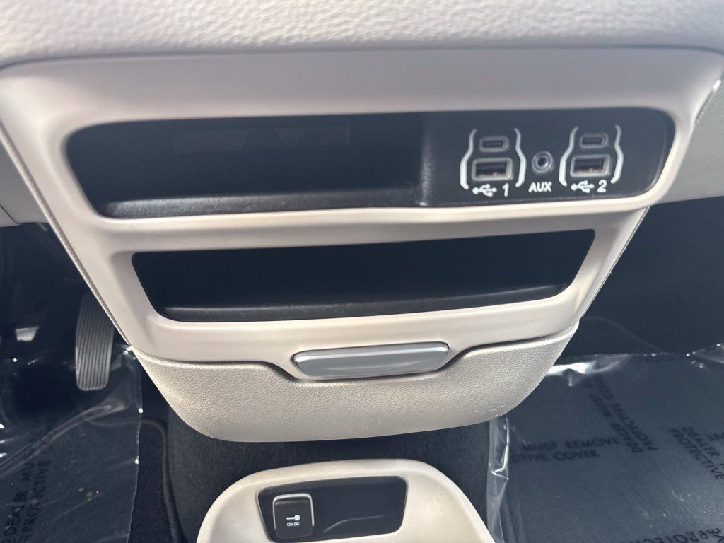 Used 2024 Chrysler Pacifica Limited FWD image 19