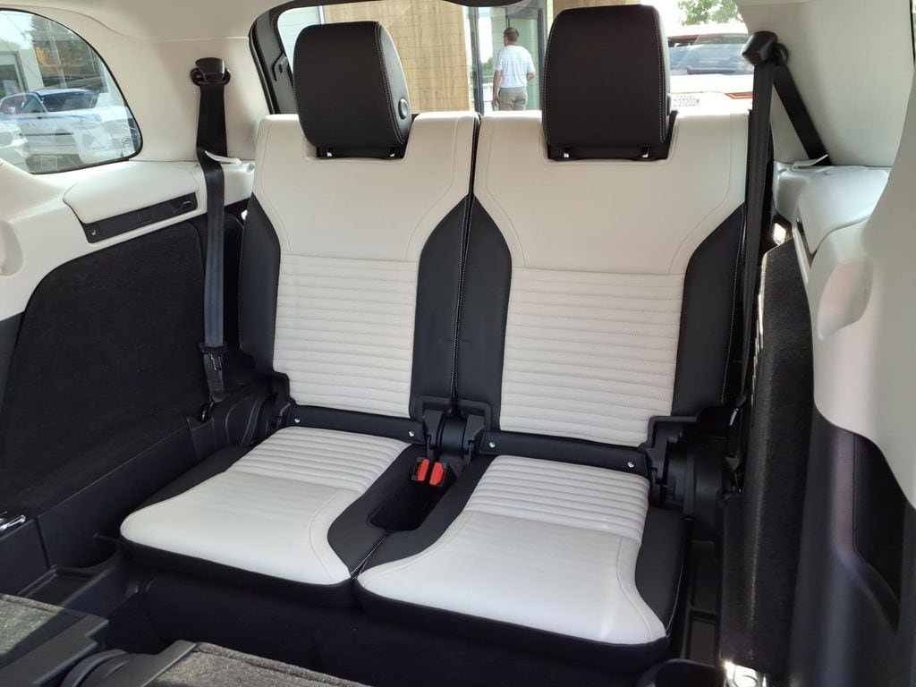 Certified 2025 Land Rover Discovery Dynamic SE AWD/4WD image 26